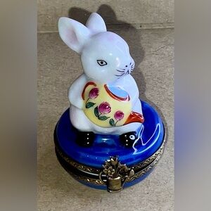 Limoges Retired Bunny with Watering Can Collectible/very nice condition -Chamart